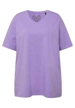 Camiseta de manga corta en algodón de color púrpura claro, con escote en V y un diseño de corazón en el escote. Corte sencillo y relajado.
