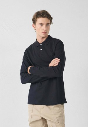 Zwart poloshirt met lange mouwen, kraag, drie-knopen sluiting en een subtiel logo op de linkerborst. Glad katoenmateriaal.