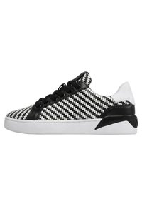 Sneaker intrecciato bianco e nero con tomaia testurizzata, punta tonda, dettagli in pelle nera e suola in gomma bianca dal design elegante.
