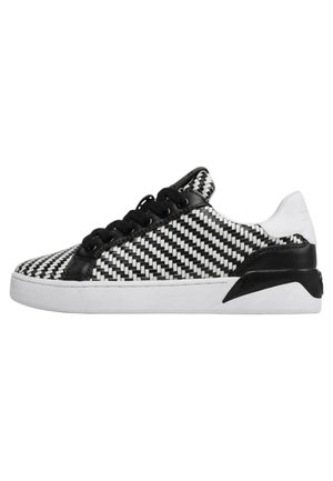 Sneaker intrecciato bianco e nero con tomaia testurizzata, punta tonda, dettagli in pelle nera e suola in gomma bianca dal design elegante.