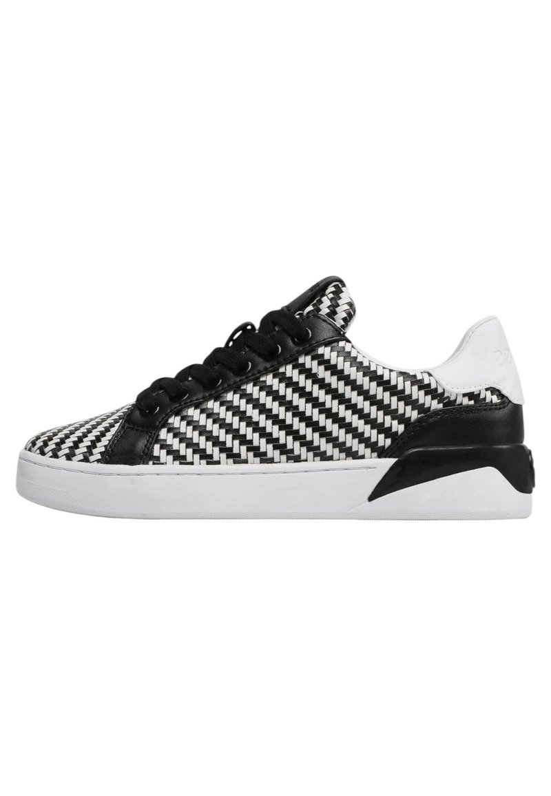 Sneaker intrecciato bianco e nero con tomaia testurizzata, punta tonda, dettagli in pelle nera e suola in gomma bianca dal design elegante.