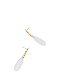 Pendientes colgantes en tono dorado con forma de lágrima blanca mate y una bisagra pivotante para facilitar su uso. Textura suave con acentos pulidos.