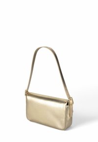 Bolso de hombro metálico dorado con forma rectangular, textura suave, correa ajustable y un pequeño acento de hebilla. Diseño compacto.