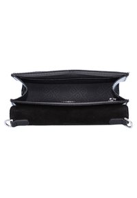 Portafoglio in suede nero con chiusura a zip, dotato di due scomparti principali e un discreto motivo di branding interno. Forma rettangolare con dettagli hardware in metallo.