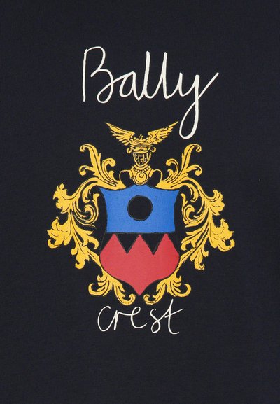 Un tessuto nero presenta uno stemma araldico giallo e blu con dettagli dorati intricati, tra cui una figura alata e la scritta "Bally crest" sottostante.