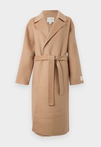 Cappotto avvolgente in misto lana beige con colletto a punta, maniche lunghe e cintura coordinata. Presenta una fessura laterale e un'etichetta del brand sulla manica.