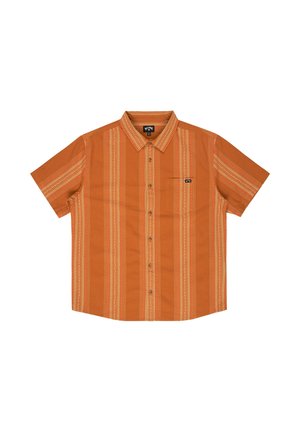 Pomarańczowa koszula z krótkim rękawem, z pionowymi białymi paskami i kieszenią na piersi. Posiada kołnierzyk na guziki oraz fakturowaną tkaninę.