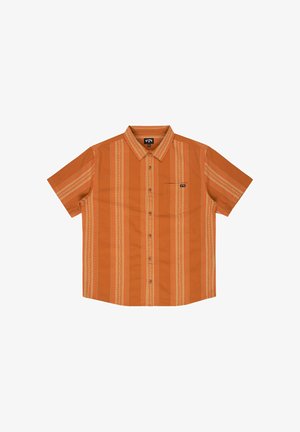 Pomarańczowa koszula z krótkim rękawem, z pionowymi białymi paskami i kieszenią na piersi. Posiada kołnierzyk na guziki oraz fakturowaną tkaninę.