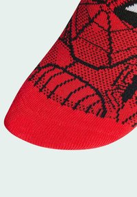 Calcetines rojos con un diseño de Spider-Man, con patrones de punto texturizado y acentos en negro. Acabado suave en la puntera para mayor comodidad.