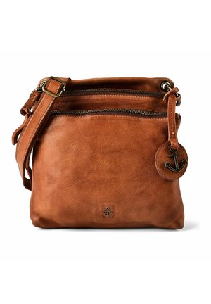 Borsa a tracolla in pelle marrone con tracolla regolabile, tasca frontale con cerniera, ciondolo metallico a forma di ancora e logo.