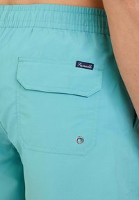 Pantaloni da bagno azzurri chiari con tasca posteriore con pattina e etichetta del logo, vita elasticizzata e dettaglio con occhietto argento.