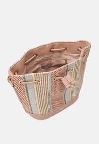 Borsa a secchiello intrecciata in tessuto multicolore con una base beige morbida. Presenta accessori in oro e una tasca interna con etichetta del logo.