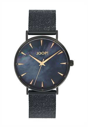 Schwarze analoge Uhr mit einem dunkelblauen, schimmernden Zifferblatt, goldenen Stundenmarkierungen und einem strukturierten schwarzen Stoffarmband. Logo auf dem Zifferblatt: JOOP!.