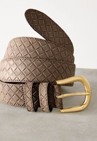 Brown faux leather belt featuring a quilted texture and a shiny gold-tone double-prong buckle, with contrasting stitching and a smooth finish.