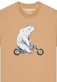 Beige katoenen t-shirt met een afbeelding van een beer die op een blauwe motorfiets rijdt, met gedetailleerde vachttextuur en omlijnde designelementen.