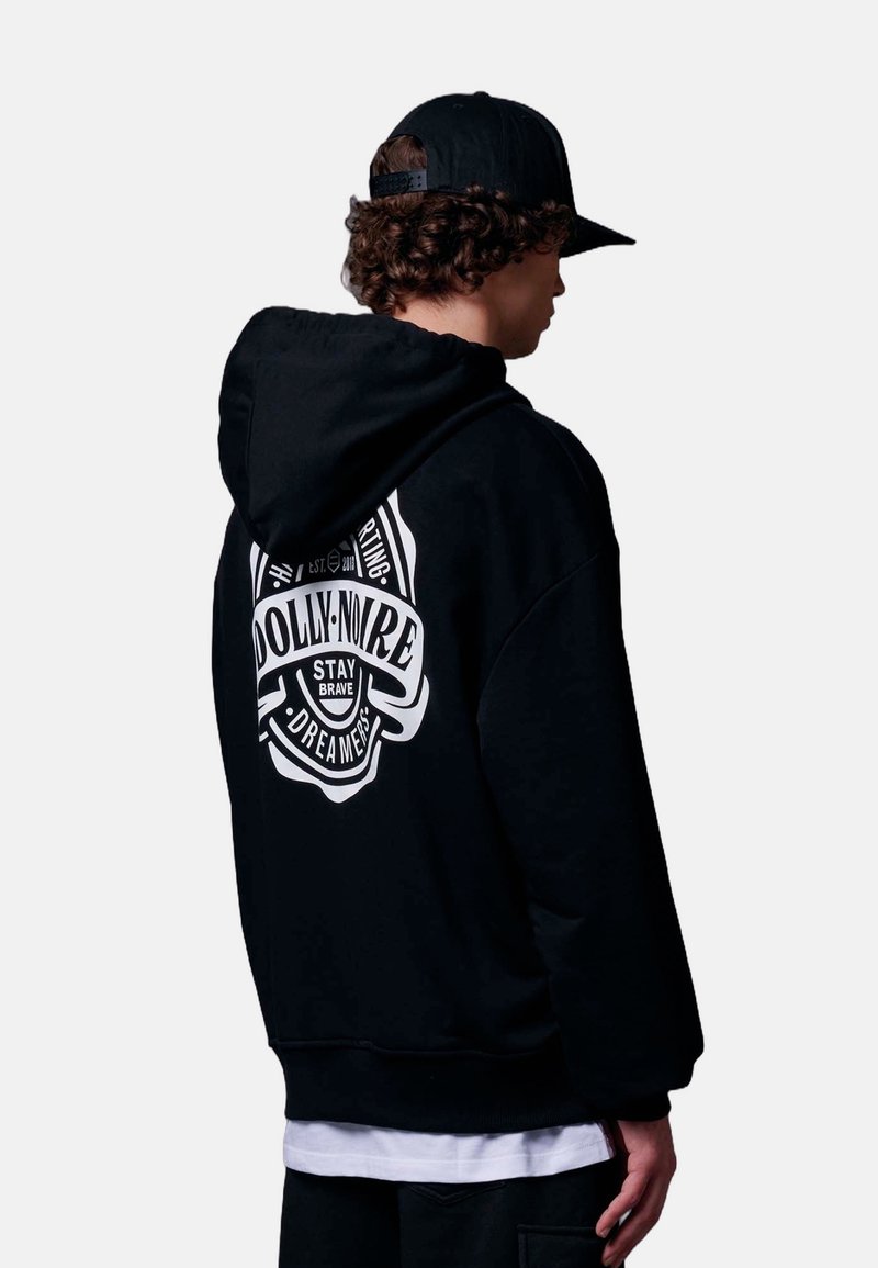 Zwarte hoodie met een witte grafische print op de achterkant, met afgeronde randen, een losse pasvorm en een zachte textuur.