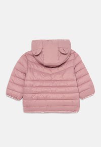 Giacca imbottita rosa con cappuccio e maniche corte, dotata di un cappuccio foderato, dettagli a forma di orecchie tonde e texture trapuntata.