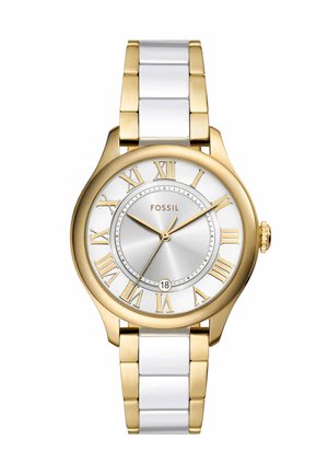 Montre en or avec des maillons en céramique blanche, chiffres romains comme marqueurs, cadran argenté et affichage de la date. Présente un boîtier rond et des accents décoratifs.