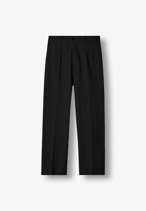 Pantalon de costume noir à coupe droite avec plis devant, poches latérales, passants pour ceinture et fermeture par bouton à la ceinture.
