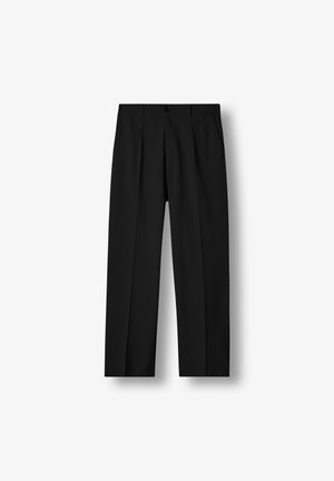 Zwarte rechte broek met voorplooien, zijzakken, riemlussen en knoopsluiting in de tailleband.