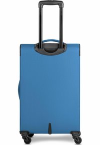 Valigia blu verticale con manico retrattile nero e quattro ruote nere girevoli su sfondo bianco.