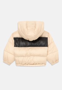 Beige puffer jacket με ελαστικά μπατζάκια και κουκούλα, με μια παχιά μαύρη οριζόντια ρίγα στο πίσω μέρος.