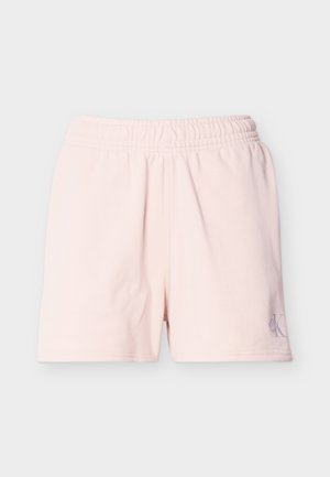 Světlounce růžové šortky s elastickým pasem a malým logem Calvin Klein na spodní levé noze na jednobarevném pozadí.