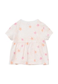 Weißes Baby-Outfit mit kurzen Ärmeln, das mit rosa und orangefarbenen Seesternen und Muschel-Mustern verziert ist und einen gerafften Taillenschnitt hat.