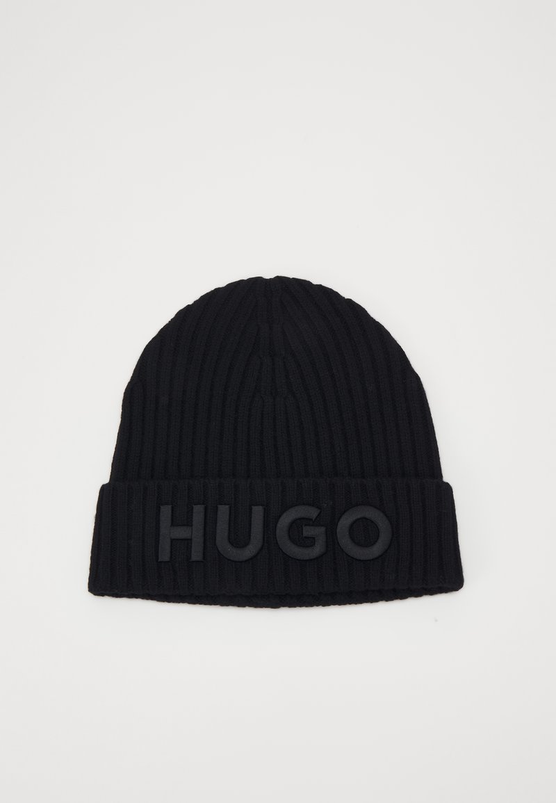 Berretto lavorato a maglia nero con texture a coste e risvolto, caratterizzato da un logo in gomma nero ben visibile con la scritta "HUGO".
