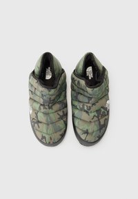 Polstrede tøfler i grøn camouflage med sort foring, tekstureret overflade, afrundet form og gummisåler for godt greb.