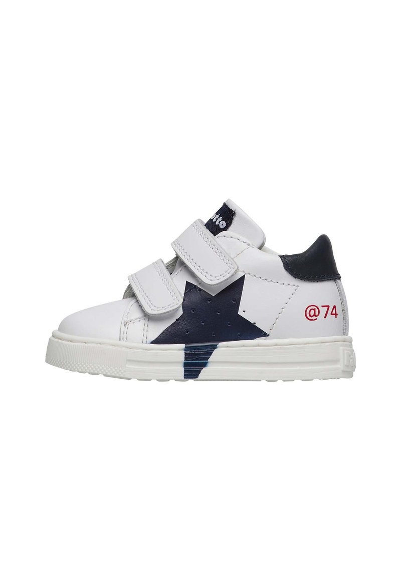 Sneakers bianchi per bambini con dettagli blu navy, design a stella, due strap in velcro e testo rosso "@74" sul tallone. Suola in gomma.