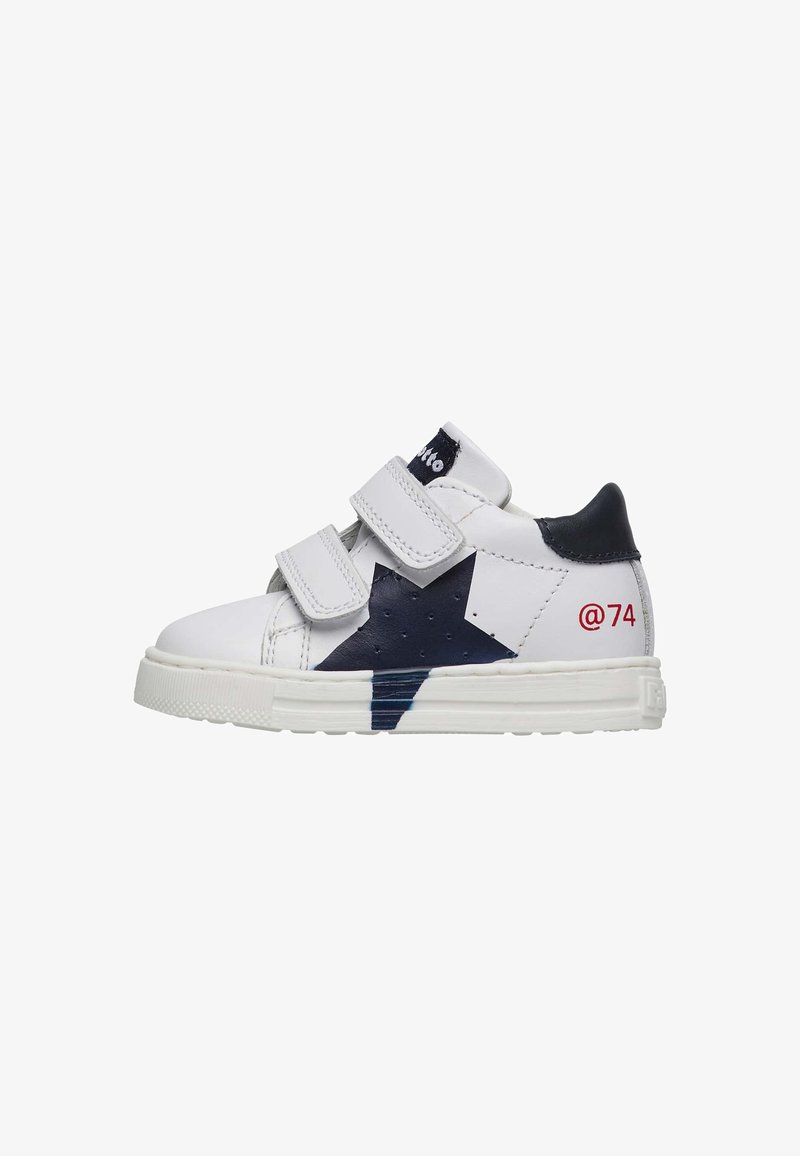 Sneakers bianchi per bambini con dettagli blu navy, design a stella, due strap in velcro e testo rosso "@74" sul tallone. Suola in gomma.