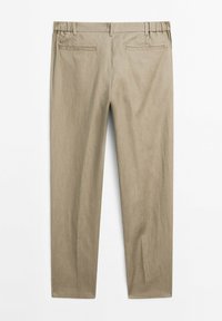 Pantalon beige droit avec poches passepoilées à l'arrière et passants de ceinture, vu de dos.
