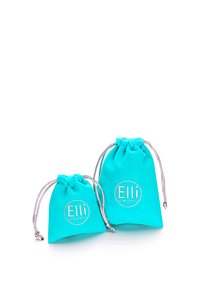 Bolsitas turquesas con cordón, una más grande y otra más pequeña, hechas de material suave. Logo impreso "Elli We Love Jewels" en blanco. Detalles en plateado.