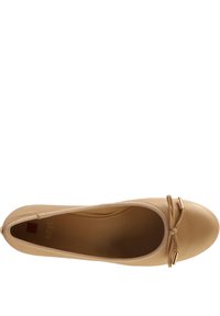 Beiga ballerinaskor i läder med rund tå. Har en rosett och guldtonade detaljer framtill, samt en mjuk innersula.