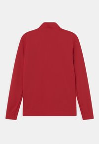 Polo de manga larga rojo con cuello, textura lisa y color sólido. Diseño sencillo, sin patrones ni detalles visibles.