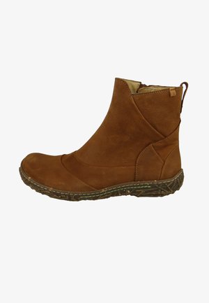 Braune Lederstiefelette mit runder Zehenform, strukturiertem Obermaterial und flexibler Gummisohle mit gemustertem Profil. Reißverschluss an der Seite.