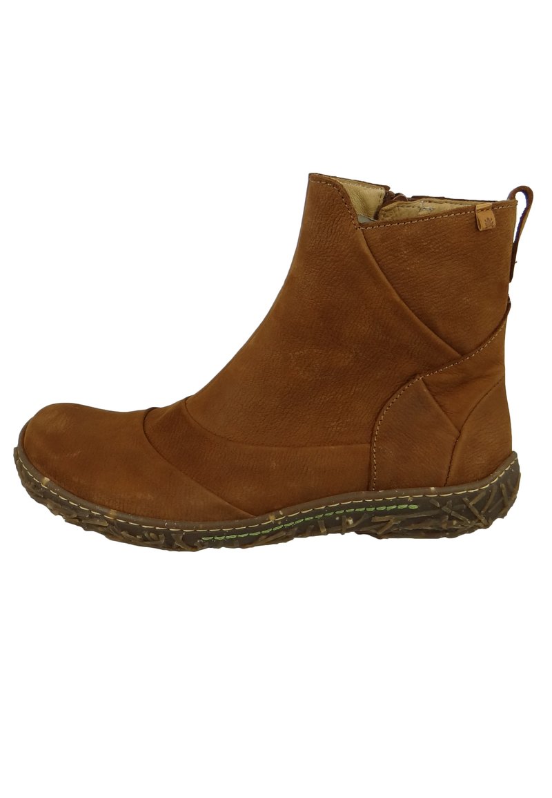 Botín de piel marrón hasta el tobillo con puntera redondeada, parte superior texturizada y suela de goma flexible con un dibujo en la superficie. Cierre de cremallera en el lateral.