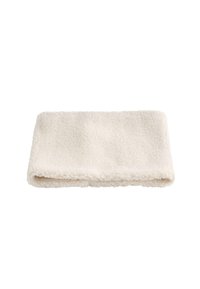 Valkoinen fleece-päähine, jossa on pehmeä ja tekstuurinen pinta; suorakaiteen muotoinen; taitettu muotoilu; ei näkyvää metallia tai koristeita.
