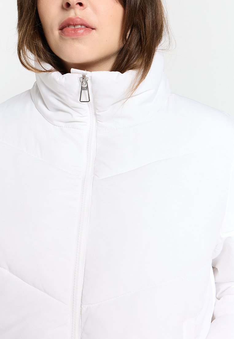 Witte gewatteerde jas met een hoge kraag, sluiting met ritssluiting aan de voorkant en een gewatteerd ontwerp. Kenmerkt zich door een gladde textuur en een lichtglanzende afwerking.