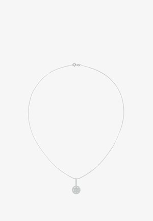 Hopeinen kaulakoru hienolla ketjulla ja pyöreällä riipuksella, jossa on teksturoitu pinta ja keskellä pieni pyöreä kivi.