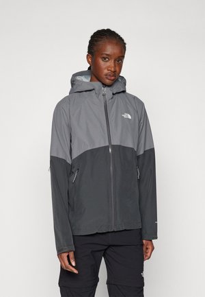 Veste résistante à l'eau avec un design bicolore gris. Caractéristiques : capuche, poches zippées et poignets ajustables. Tissu léger et durable.