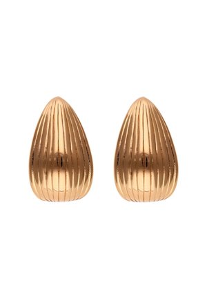Arany fém fülbevalók, hosszúkás cseppformával, vertikális barázdákkal és fényes felülettel.