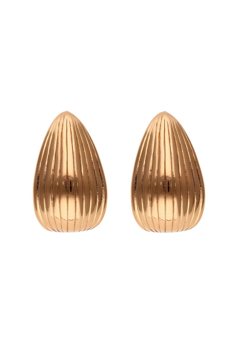 Gyldne metaløreringe formet som forlængede tårer med lodrette riller og en reflekterende overflade.
