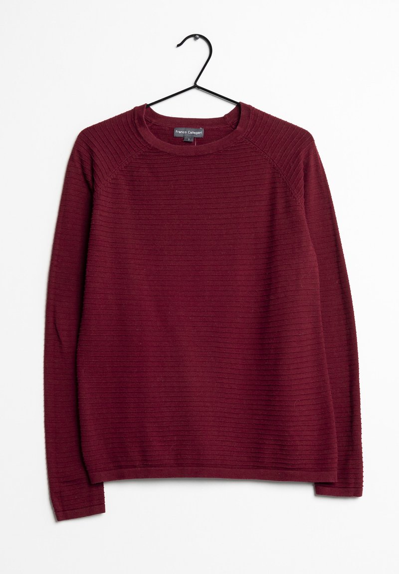 Burgundy neule, jossa on ribattua pintaa, pyöreä pääntie ja pitkät hihat. Ripustettu mustalle koukulle valkoista taustaa vasten.