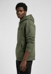 Lee LONG SLEEVE  ESSENTIAL FOR RELAXED FIT - Hoodie - oak moss