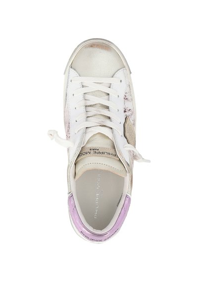 Sneaker bianca e argento metallico con lacci bianchi, tallone viola e branding Philippe Model Paris all'interno e sul tallone.