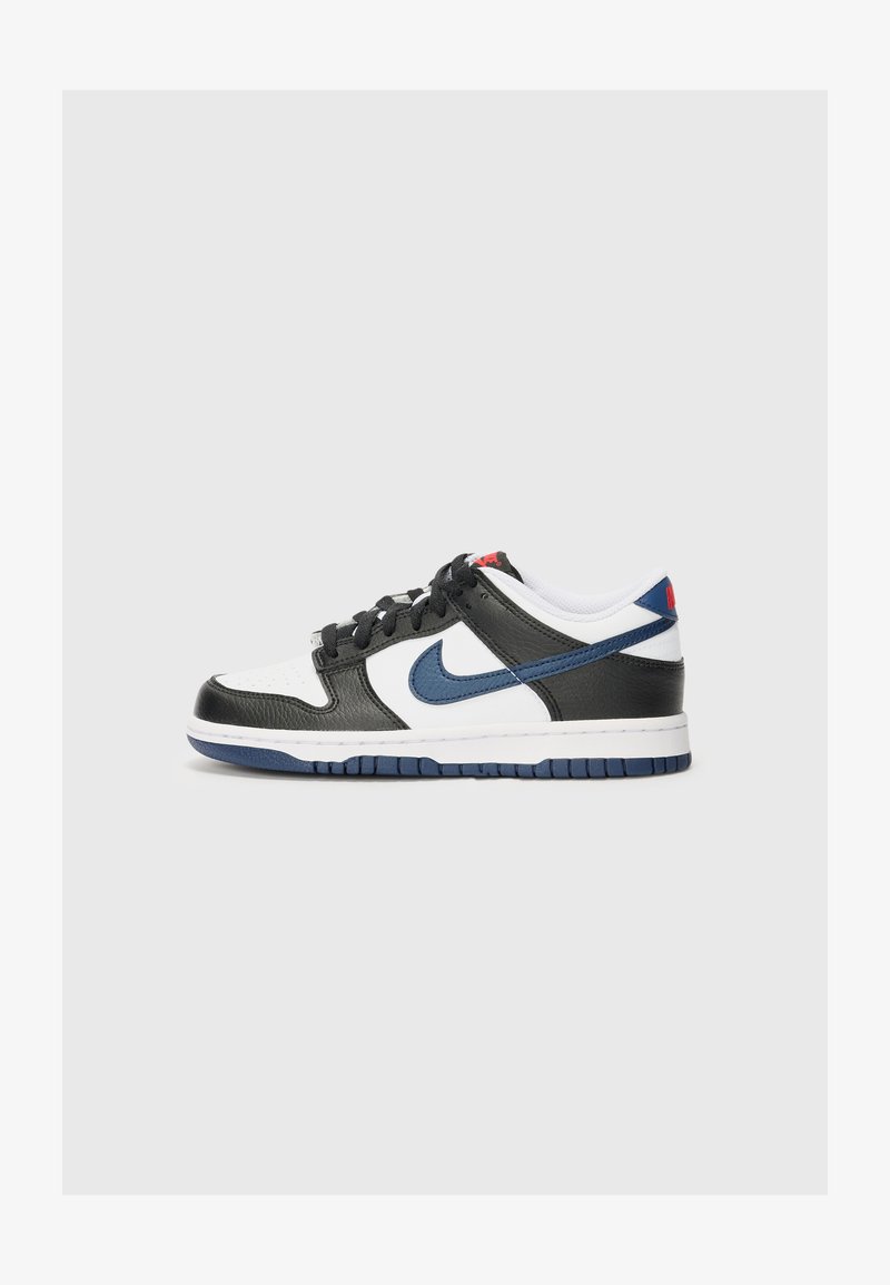 Las zapatillas Nike Dunk cuentan con una base de cuero negro, una parte superior de cuero blanco, un swoosh azul, cordones negros y una suela de goma texturizada.