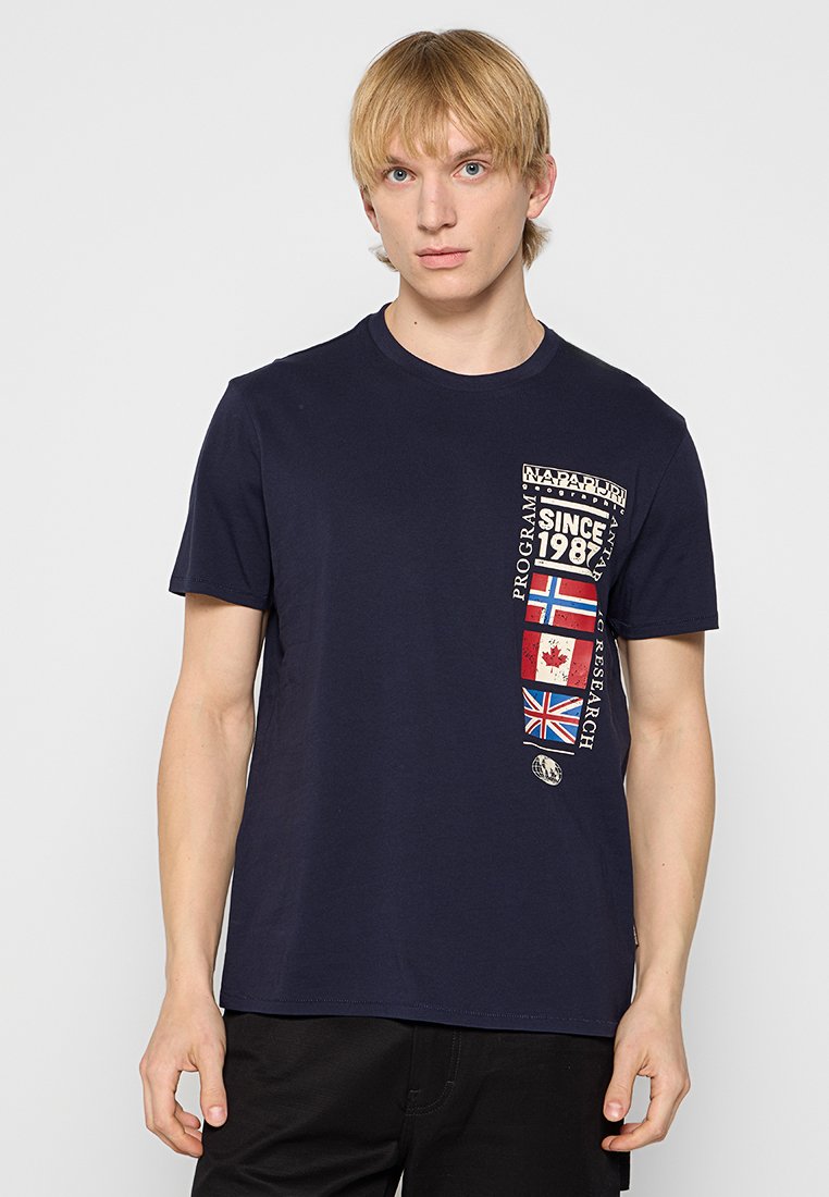 Granatowa bawełniana koszulka z okrągłym dekoltem, z nadrukowanymi flagami i akcentami tekstowymi z przodu. Krótkie rękawy, regularny krój.