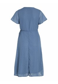 Robe midi bleue à motif chevron, manches courtes volantées et ceinture nouée à la taille, vue de dos.